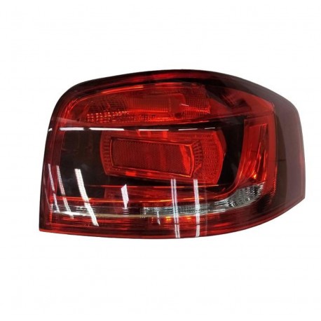 Gruppo ottico posteriore rosso sfondo scuro dx