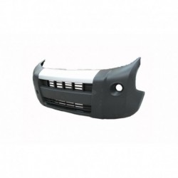 Paraurti anteriore con fori fendinebbia e fascia grigia